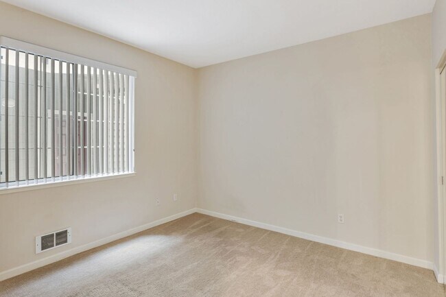 Building Photo - 2-Bedroom Condo in Prime Sunnyvale Location Near Tech Hubs