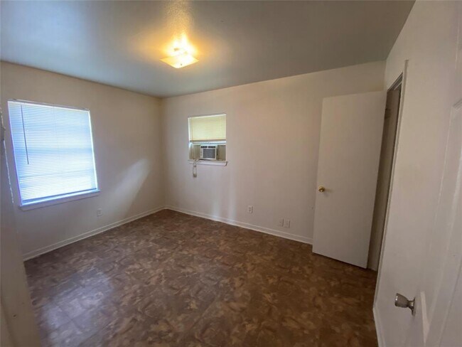 Building Photo - 9414 Heno St