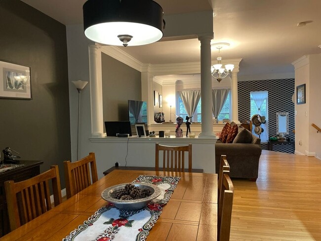 Building Photo - Three Bedroom Townhouse on Eisenhower Aven...