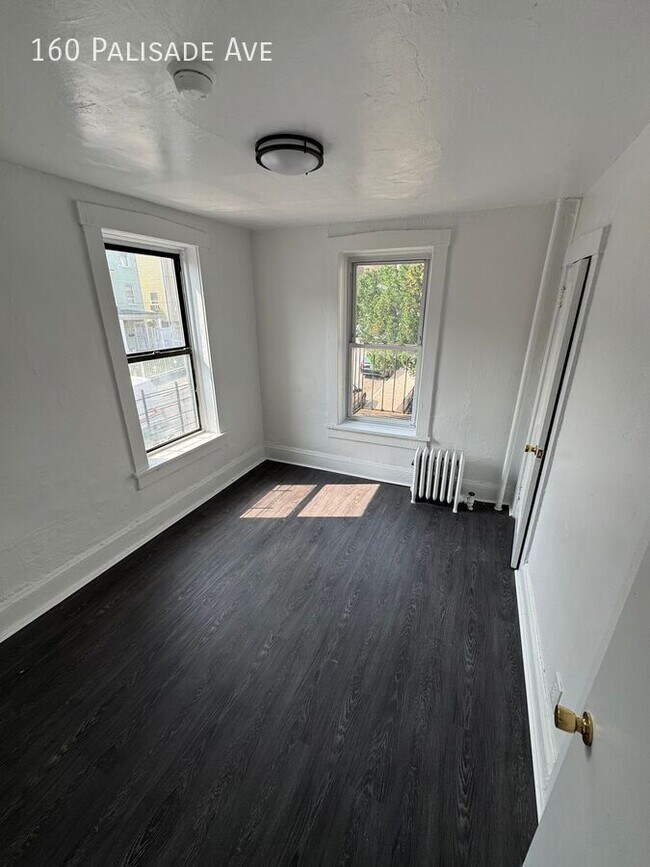 Primary Photo - 160 Palisade Ave