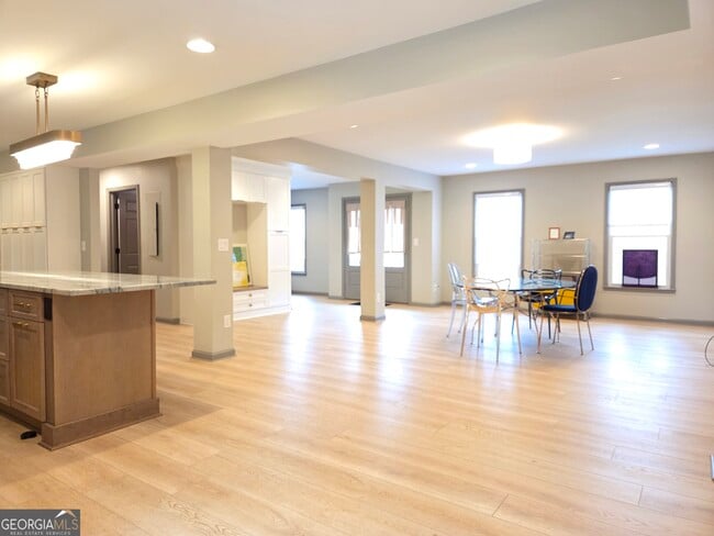 Building Photo - 215 Calgary Dr