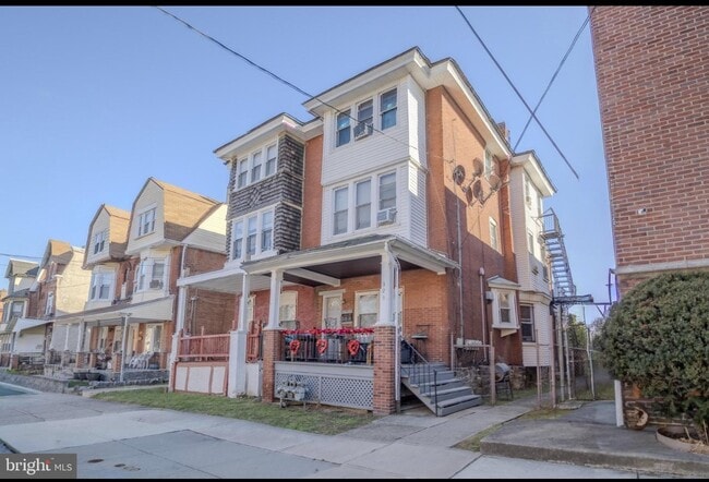 Building Photo - 323 W 7th St
