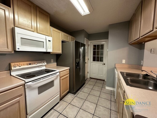 Building Photo - Lovely 3 Bedroom Townhouse in Fort Walton Beach Near both Bases