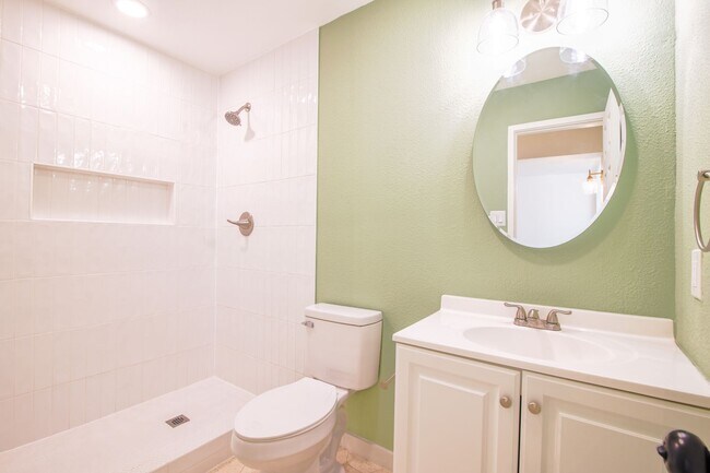 Building Photo - Beautiful 2-bedroom, 1-bathroom townhouse located in the vibrant city of El Paso