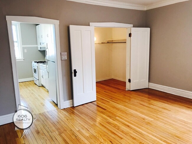 Building Photo - Old Irving Park Apts for Rent!