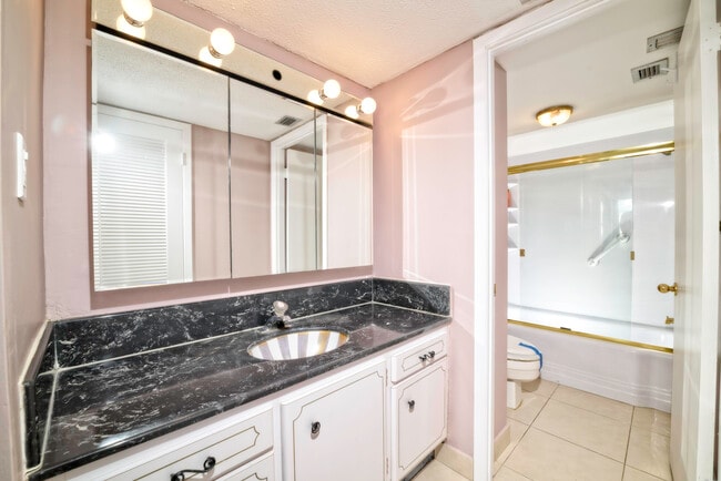 Building Photo - 18081 Biscayne Blvd