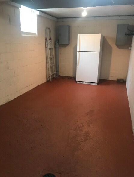 Building Photo - 225 Desdemona St