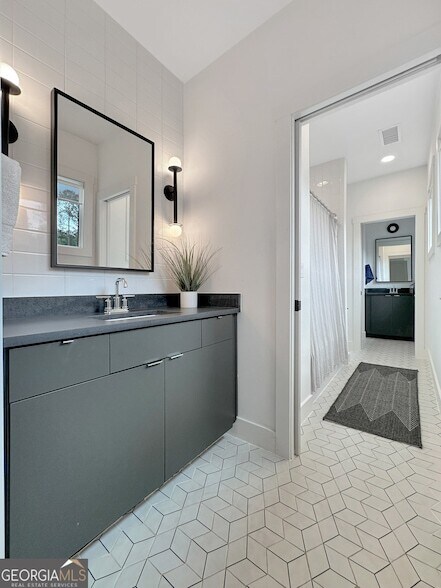 Building Photo - 300 Mado Ln