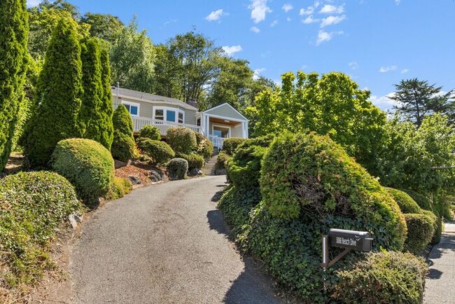 Building Photo - Charming Beach Drive Craftsman w/ AC and V...