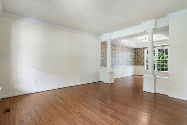 Building Photo - BEAUTIFUL 5 BEDROOM HOME IN HAMPTON PARK