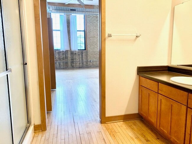Building Photo - Stunning South 2nd Studio!