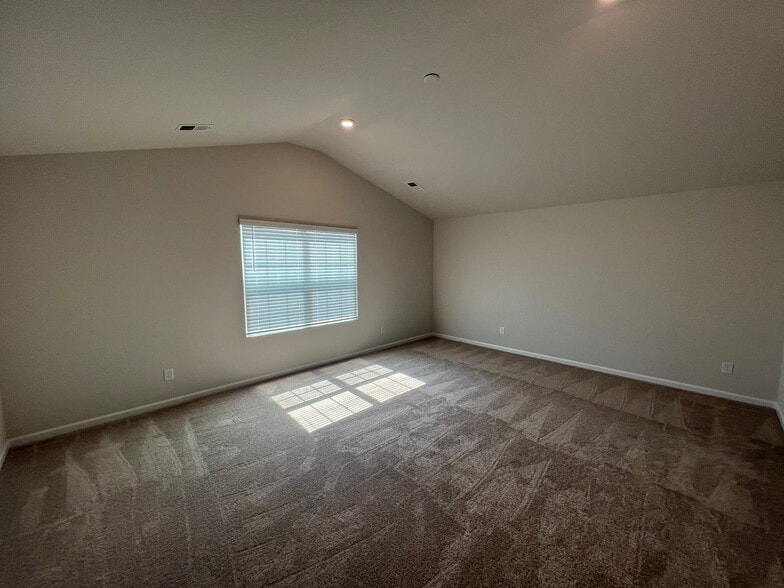 Building Photo - Room in House on Turning Lake Drive