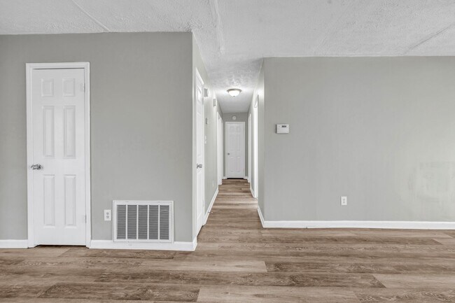 Building Photo - $500 OFF BACK TO SCHOOL SECIAL - SPACIOUS ...