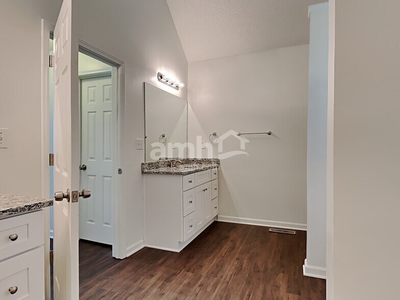 Building Photo - 5718 Graceland Dr