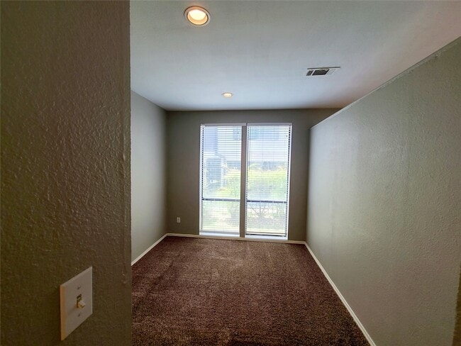 Building Photo - 2002 N Fitzhugh Ave