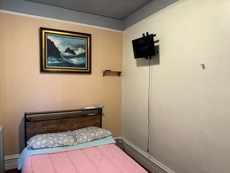 Main Bedroom - 7351 S Green St