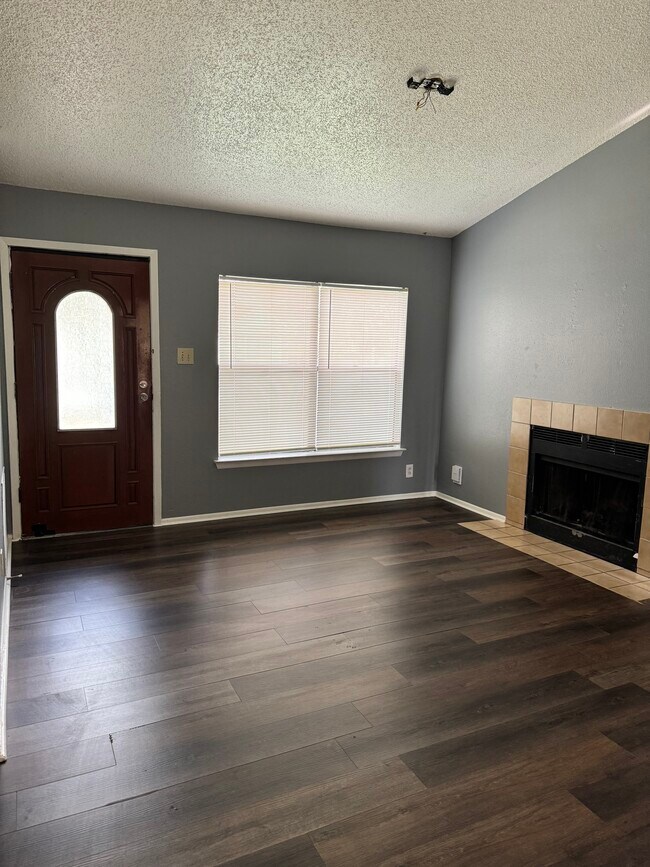 Building Photo - 6227 Valley King