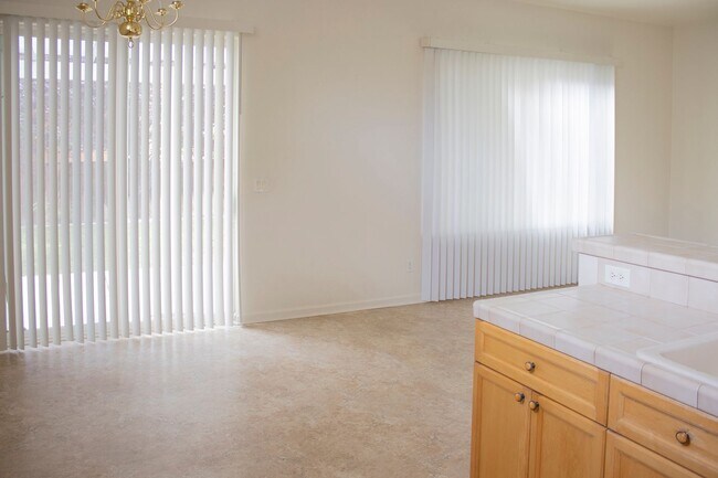 Building Photo - 3 bed 2 bath in Cimarron Wingfield Springs