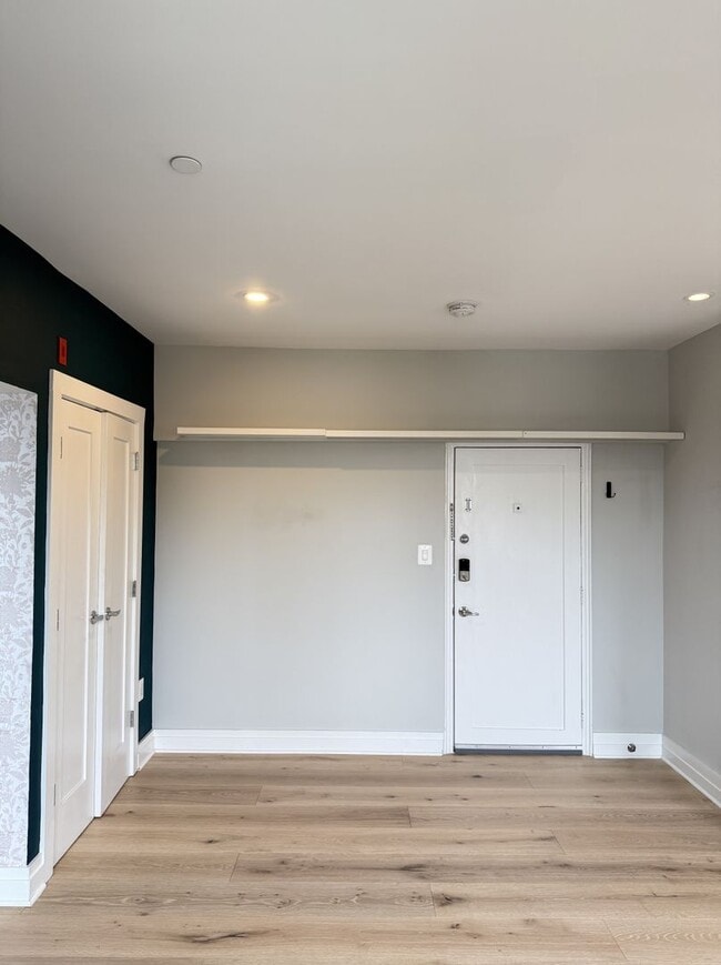 Building Photo - Bright Top-Floor 1BR Condo in Columbia Hei...