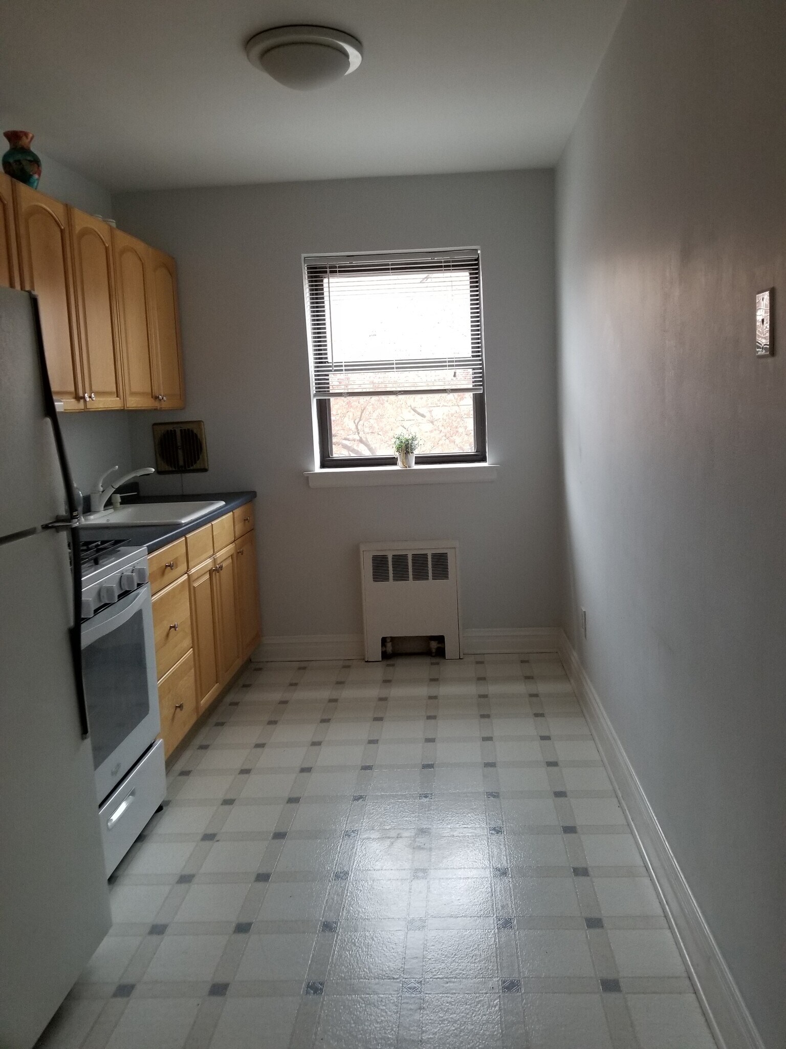 Galley Kitchen - 130 Orient Way