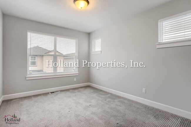 Building Photo - 3933 SE 83rd Ave