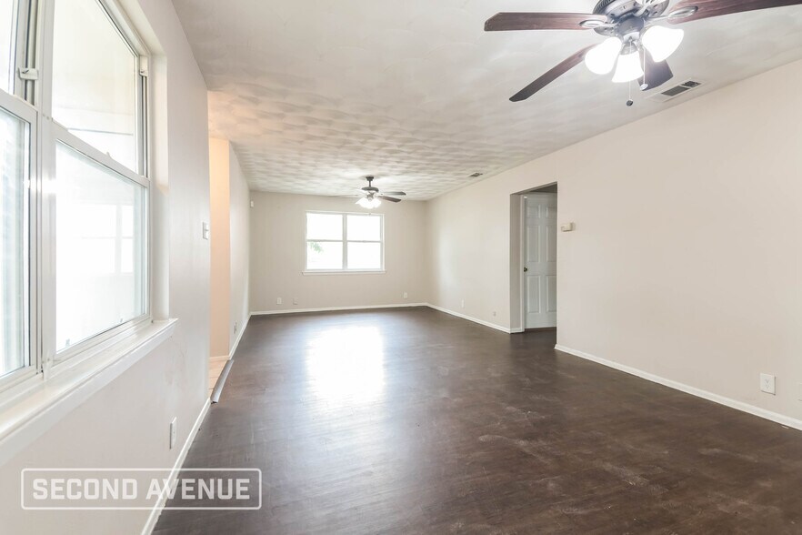 Building Photo - 802 Memorial Dr