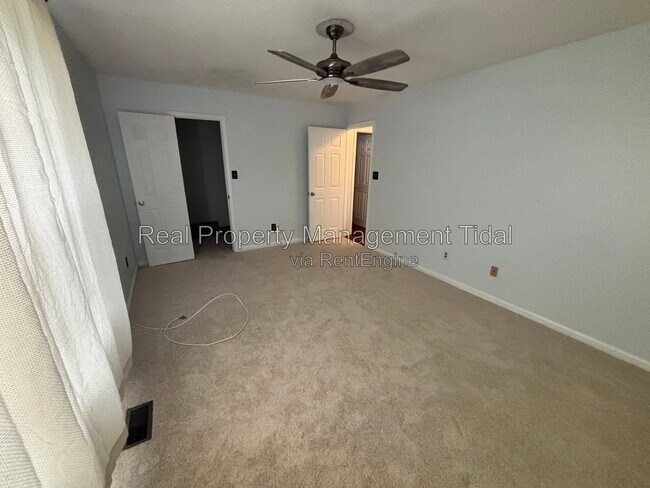 Building Photo - 461 Charter Oak Dr
