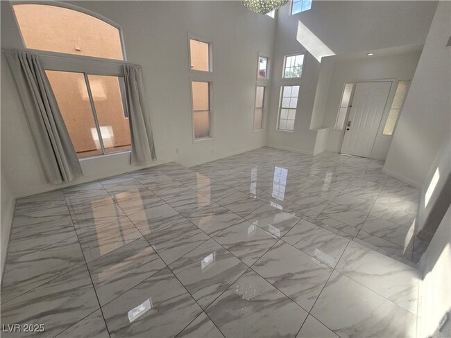 Building Photo - 9893 Canyon Peak Dr