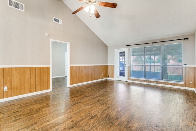 Building Photo - 3009 Hilltop Dr