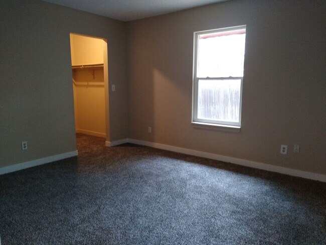 Building Photo - Charming 2 Bedroom 2 Bath w/ Large Yard, 1 Car Garage and Central Air/Heat