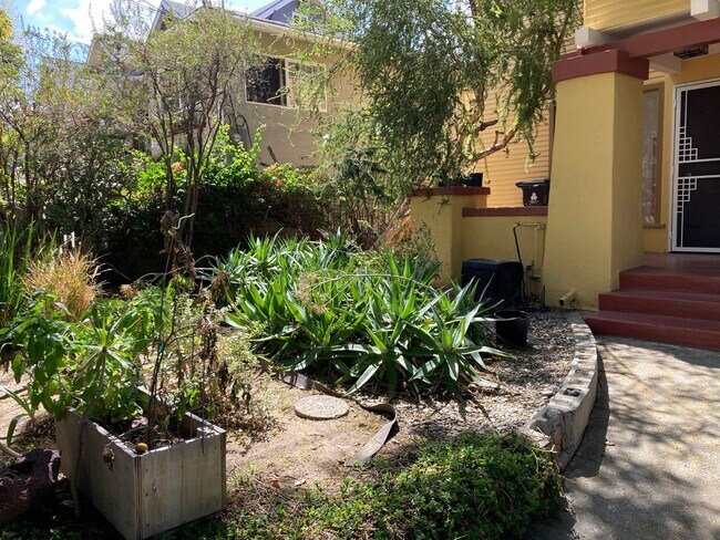 Building Photo - 1015 3/4-929 W Kensington Rd