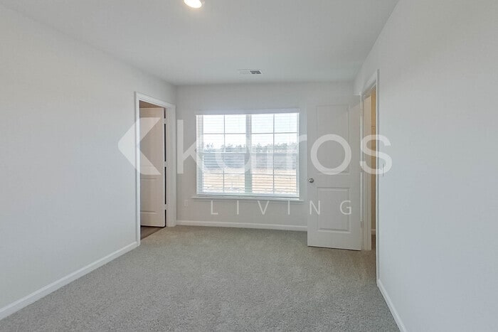 Building Photo - 2233 Banyon Cir