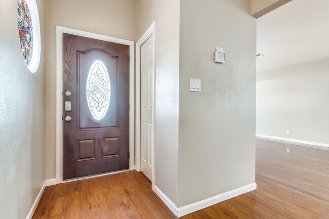 Building Photo - UPDATED 2-BEDROOM TOWNHOME IN MIDTOWN