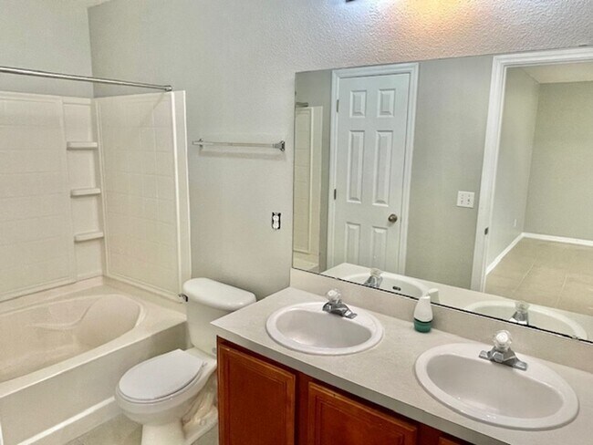 Building Photo - Sanford - 4 Bedroom, 2 Bathroom - $2,395.00