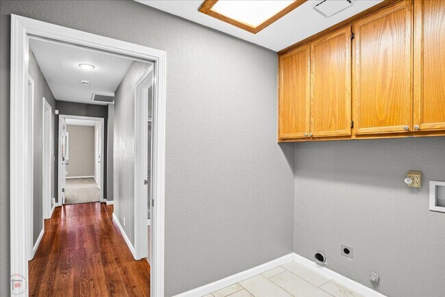 Building Photo - Lovely 3 Bedroom/2 Bath Home Located in Lodi Ca