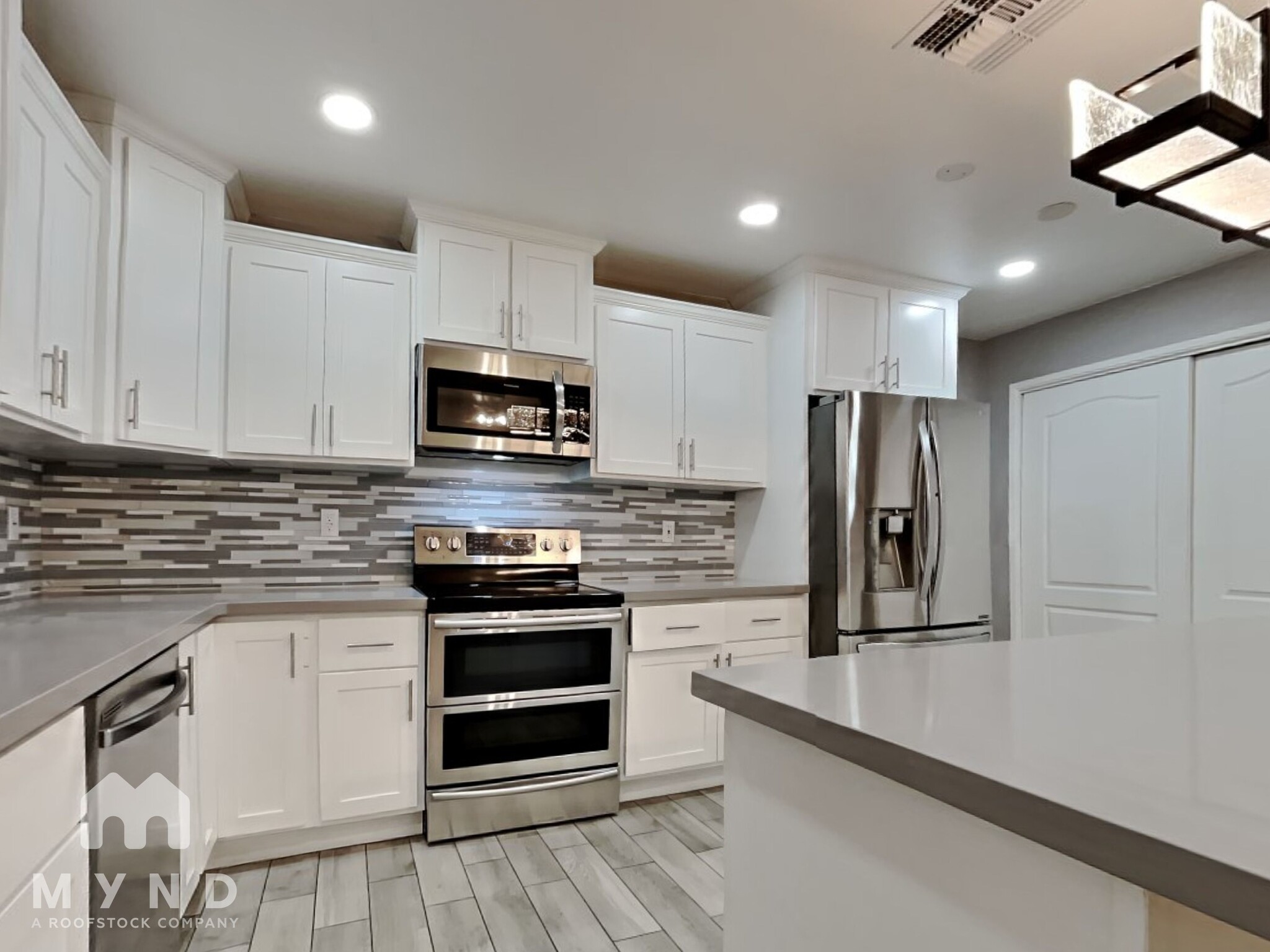 Building Photo - 548 E Royal Palms Dr