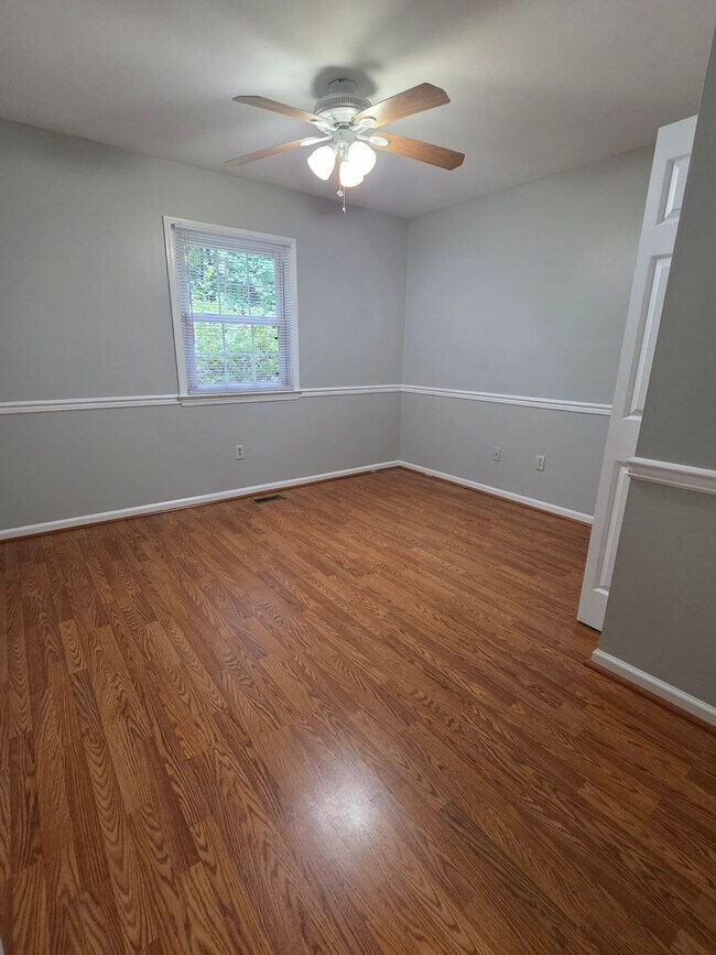Building Photo - Cute Ranch in Yorktown Ready For New Tenants!