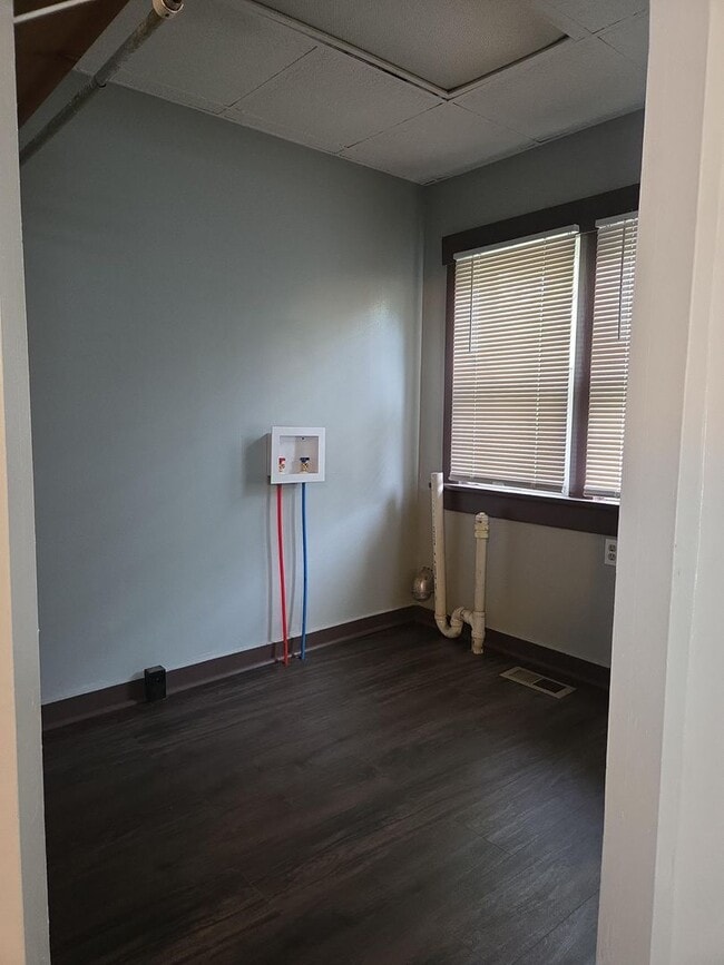 Building Photo - Great 4 bed 1.5 bath with detached garage ...