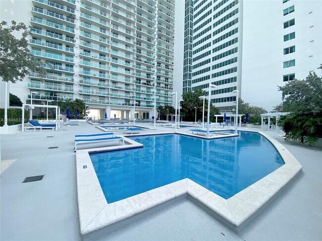 Building Photo - 1800 N Bayshore Dr