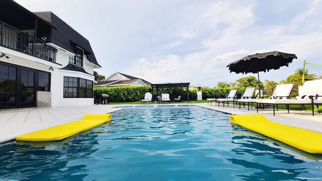 Building Photo - 4312 NE 22nd Ave