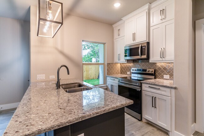 Building Photo - 310 Ditto Ave