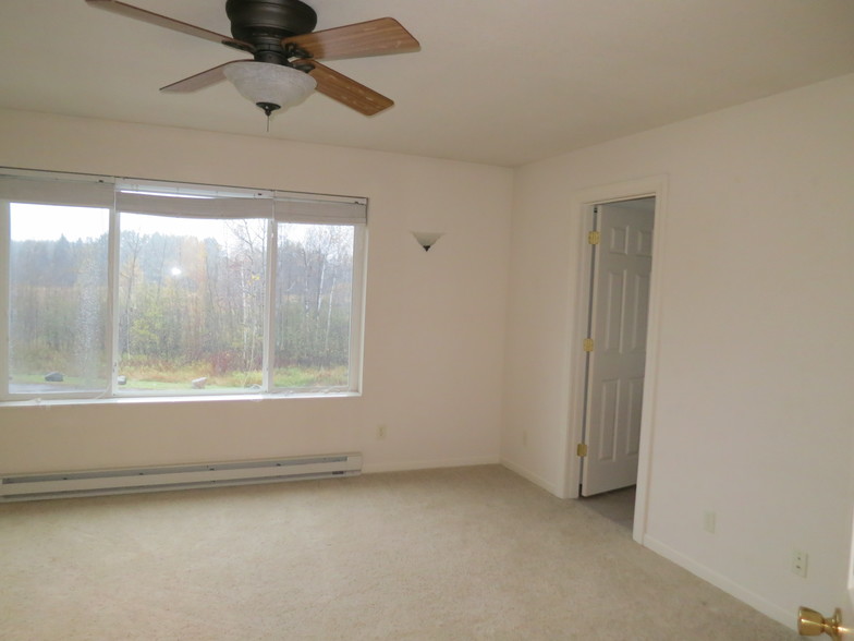 Primary bedroom with attached bath - 5185 Samuelson Rd