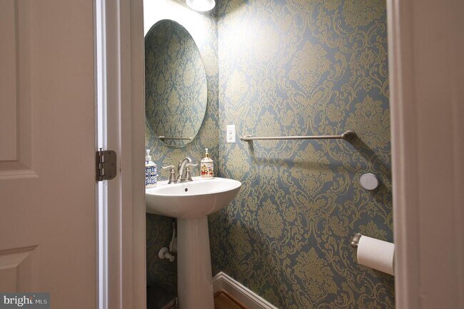 Building Photo - 315 Quarry Point Rd