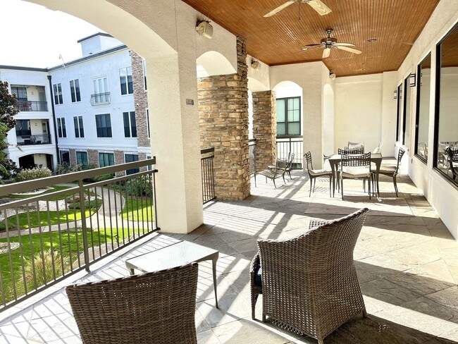 Building Photo - BEAUTIFUL CONDO WITH AMENITIES NEAR VANDER...