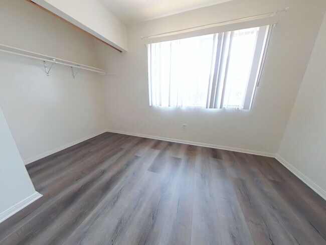 Building Photo - 7 Bedroom 4 Bath Home a hop and a skip to campus- SUPER CLOSE TO CAMPUS!