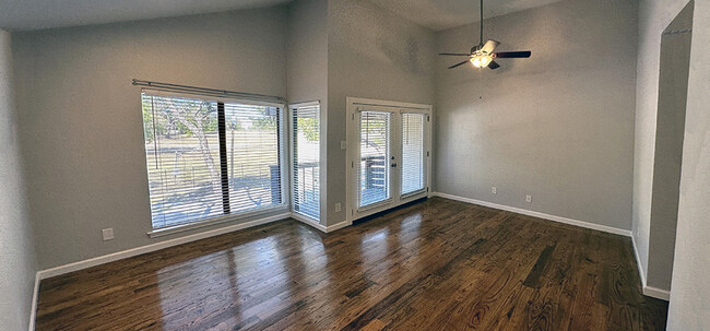 Master suite includes a covered balcony - 8710 Park Ln