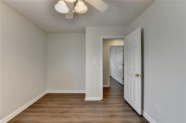 Building Photo - 6670 Island Pointe Dr