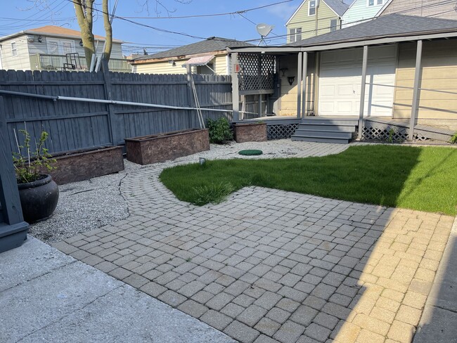 2 car garage - 2717 N Artesian Ave