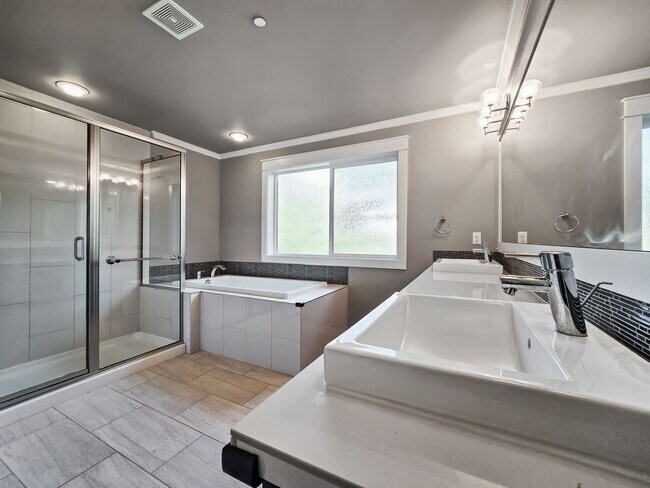 Building Photo - Modern 5-Bedroom Kirkland Home with Solar ...