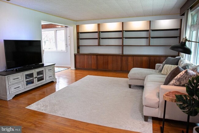 Building Photo - 1395 Varnum Dr